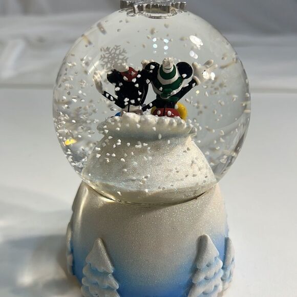Disney Authentic Minnie and Mickey snow globe - Picture 4 of 8